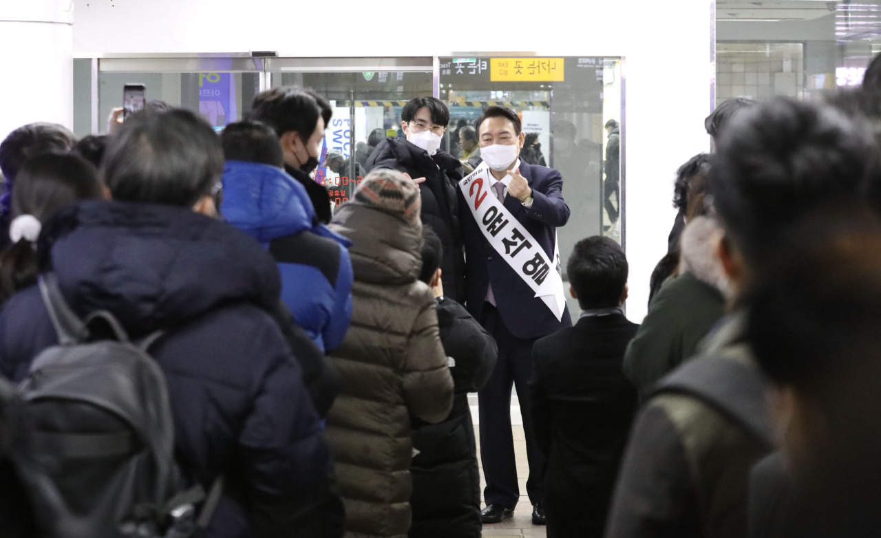국민의힘 윤석열 대선후보가 17일 서울 을지로입구역에서 퇴근길 인사를 하고 있다. [연합]