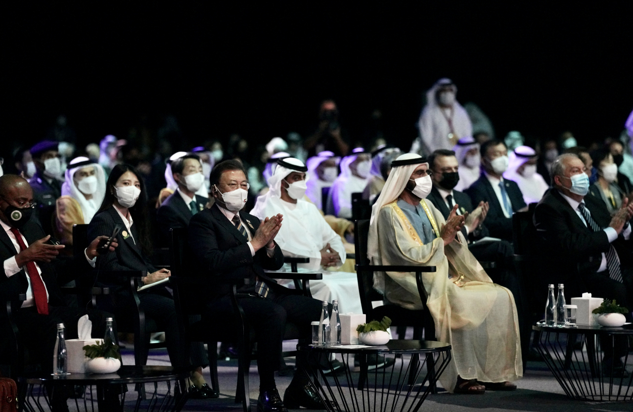 문재인 대통령이 17일(현지시간) 아랍에미리트(UAE) 두바이 엑스포 전시센터에서 열린 아부다비 지속가능성주간 개막식 및 자이드상 시상식에서 무함마드 빈 라시드 알막툼 UAE 총리 겸 두바이 군주와 함께 박수를 치고 있다. [연합]