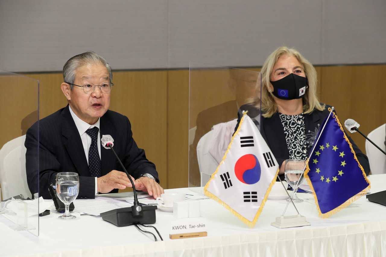 18일 전경련회관 컨퍼런스센터에서 열린 ‘주한EU대사 초청 기업인 조찬간담회’에 참석한 권태신 전국경제인연합회 부회장과 마리아 카스티요 페르난데즈 주한EU대사 [전경련 제공]