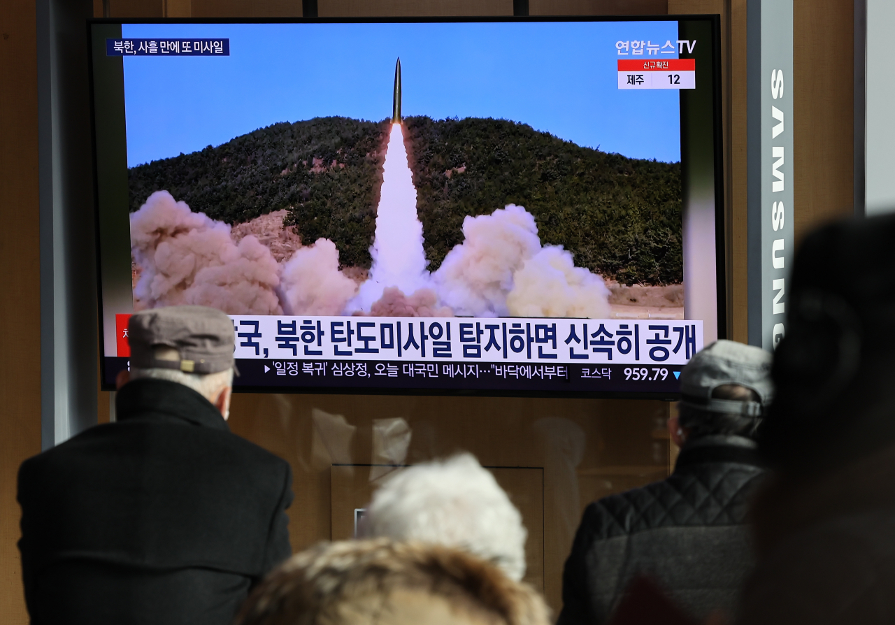 17일 서울역 대합실에서 시민들이 북한의 발사체 관련 뉴스를 시청하고 있다. [연합]