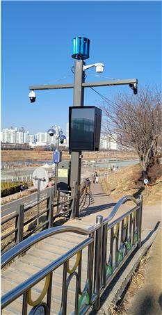 서울 구로구가 지역별 맞춤형 '구로형 스마트폴’ 116개소 설치완료했다. 사진은 안양천 다기능 통합 스마트폴 모습. [구로구 제공]
