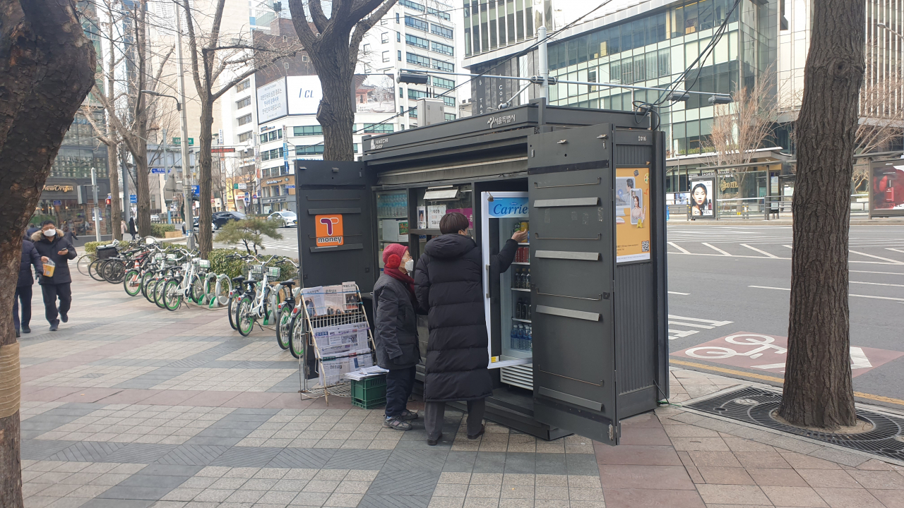 서울 도심의 가로판매대와 구두수선대가 지난 10년간 1000여곳 사라진 것으로 드러났다. 사진은 가판대 전경. [서울시 제공]