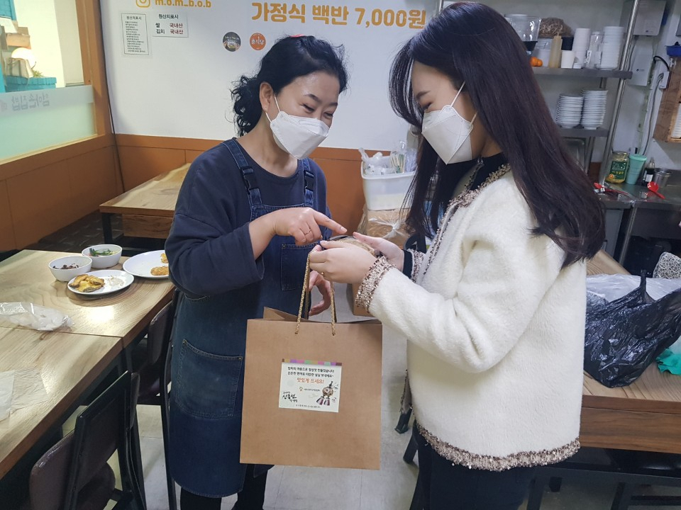 서초1인가구지원센터가 1인가구 400명에게 새해맞이 떡국 밀키트를 제공한다. 사진인 밀키트 전달 장면. [서초구청 제공]