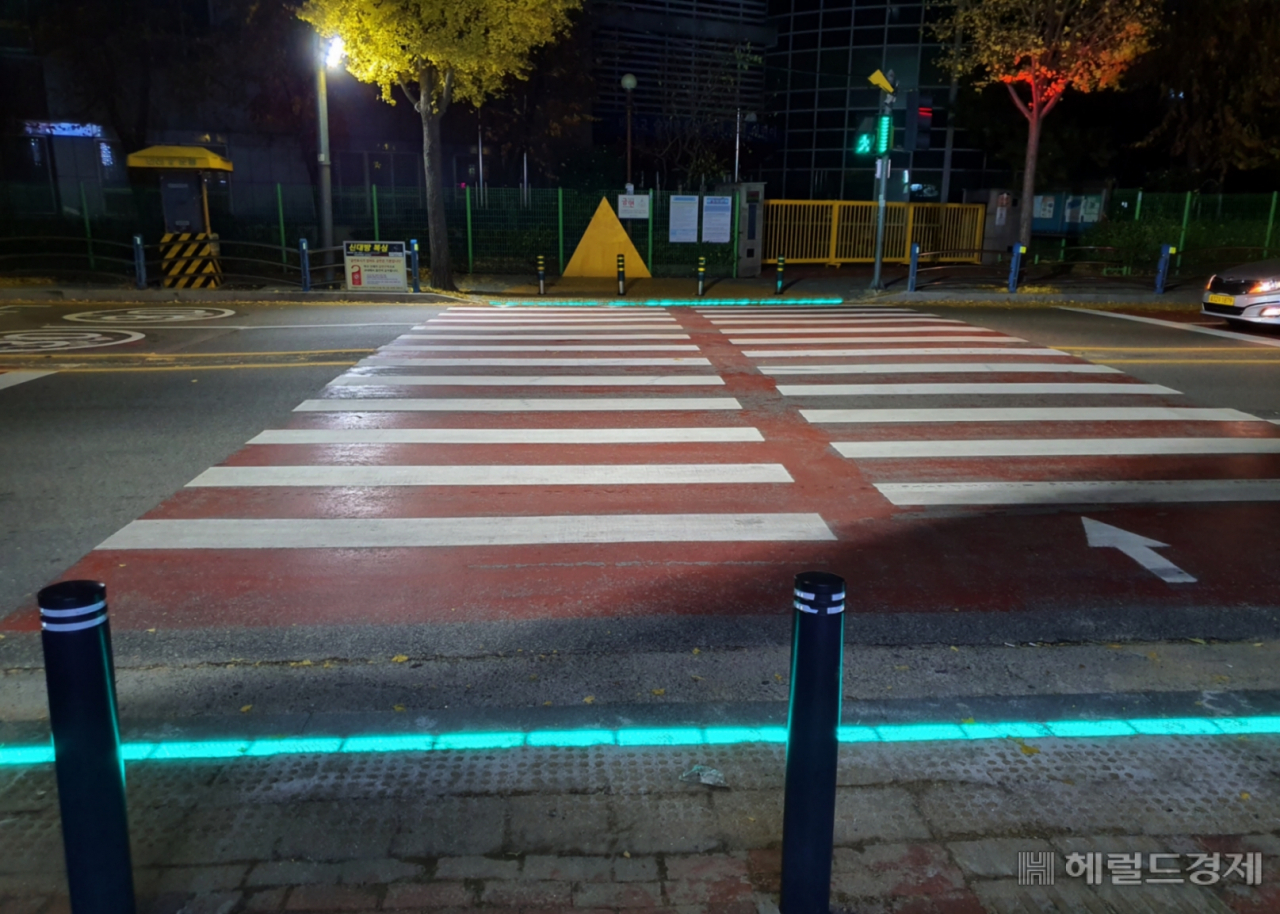 관악구가 초등학교 앞 횡단보도에 설치한 LED 바닥신호등.