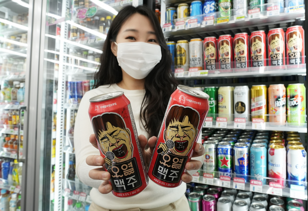 편의점 세븐일레븐은 ‘오열이형’ 가수 윤민수의 캐리커처와 싸인을 패키지에 디자인한 차별화 수제맥주 ‘오열맥주’를 출시했다.[세븐일레븐 제공]