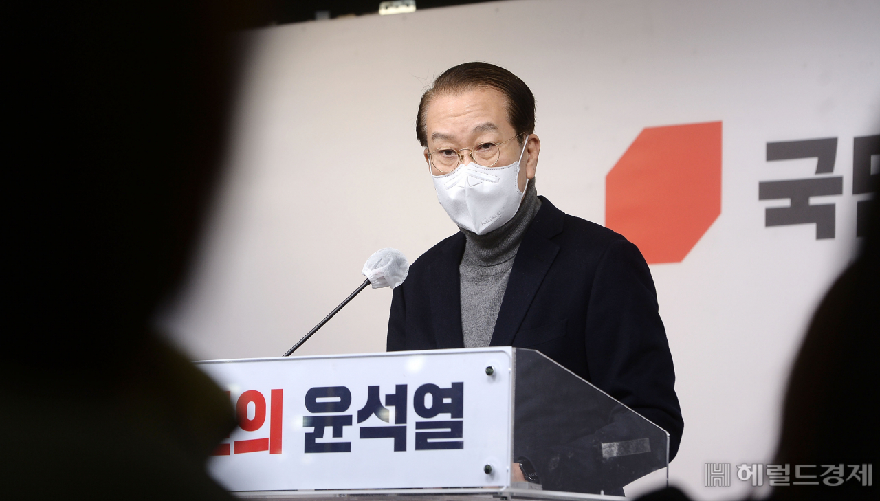 권영세 국민의힘 선거대책본부 본부장이 18일 서울 여의도 중앙당사에서 기자회견을 하고 있다. 권 본부장은 이날 논란의 무속인이 드나든 것으로 지목된 네트워크본부 해체를 발표했다. 이상섭 기자