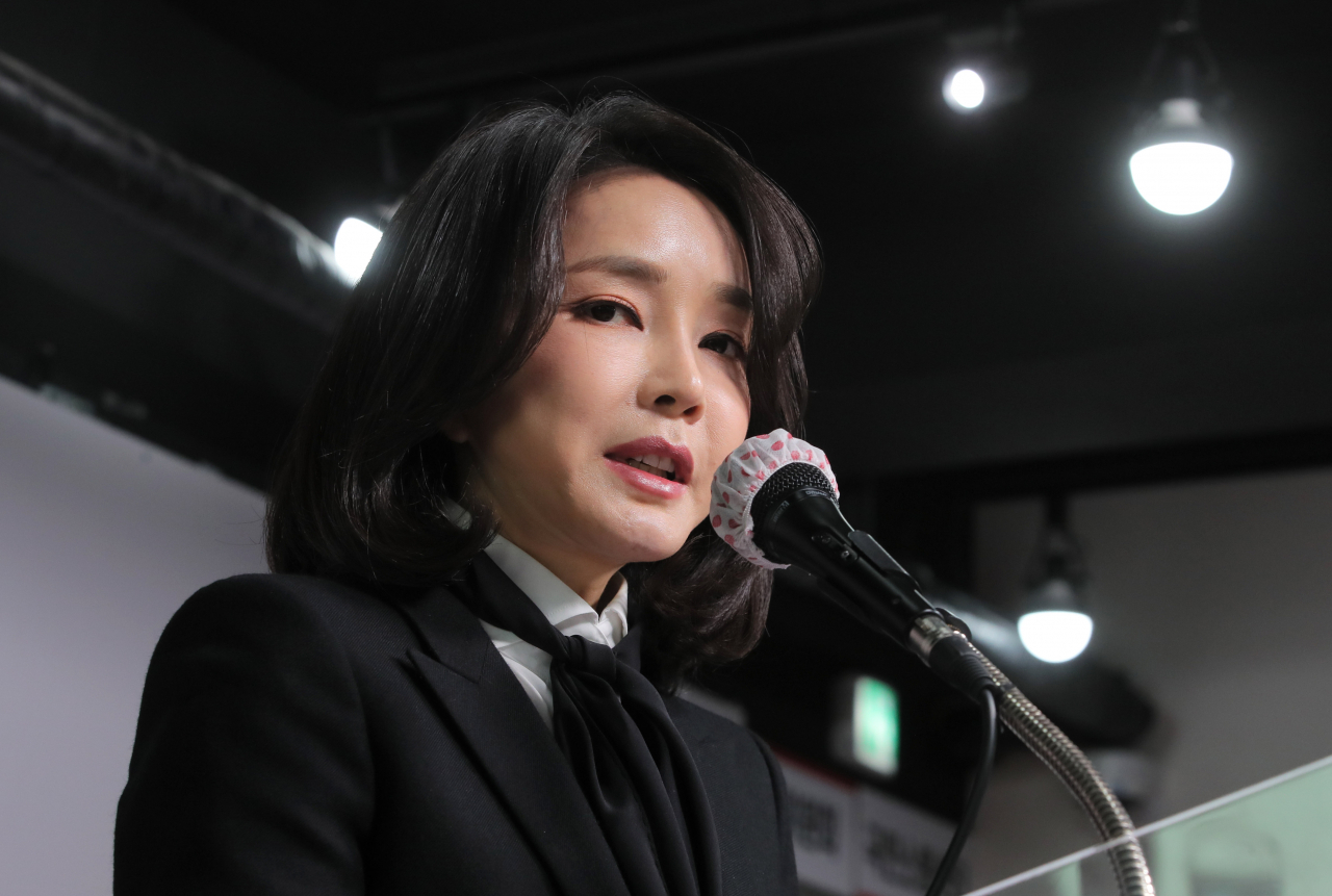 윤석열 국민의힘 대선후보의 부인 김건희 씨가 지난해 12월 서울 여의도 당사에서 자신의 허위 이력 의혹과 관련해 입장문을 발표하고 있다. [연합]