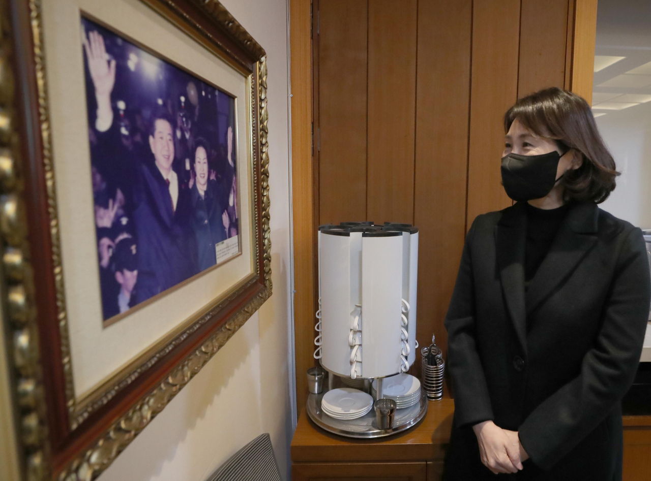 이재명 더불어민주당 대선후보 부인 김혜경 씨가 1월1일 오후 경남 김해시 진영읍 봉하마을 고 노무현 전 대통령 사저를 둘러보고 있다. [연합]