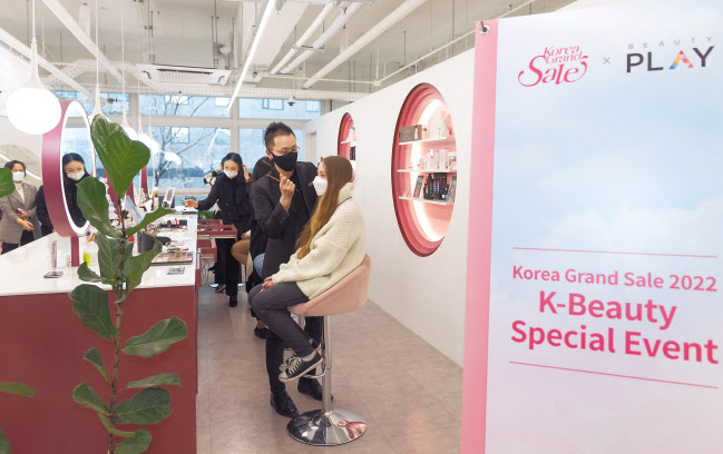 K뷰티 체험 이벤트에 참가하고 있는 국내 거주 외국인