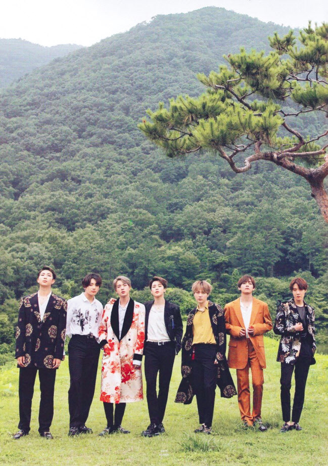완주 소양제 둑방길에서 촬영을 하고 있는 BTS멤버들.