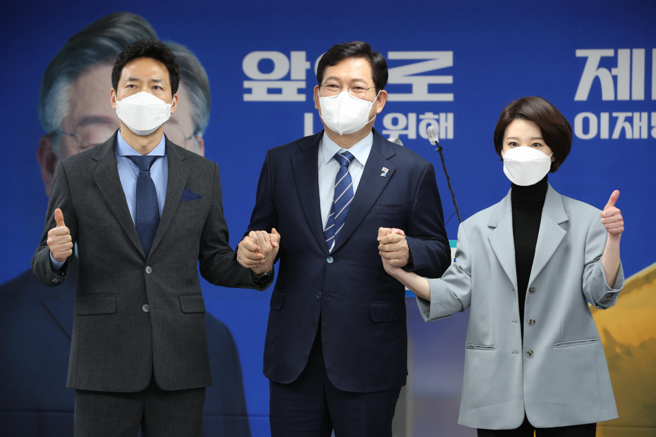더불어민주당 송영길 대표(가운데)가 18일 오전 서울 여의도 당사에서 방송언론 국가인재 영입을 발표한 뒤 이정헌 전 JTBC 기자(왼쪽)와 안귀령 전 YTN 앵커와 함께 기념사진을 찍고 있다. [사진=이상섭 기자]
