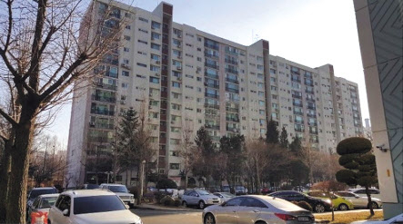 서울 강남구 대치 미도아파트가 신속통합기획을 적용한 재건축 사업을 공식 개시했다. 서울시는 상반기 중 재건축 정비구역 지정안을 도시계획위원회에 상정할 계획이다. 사진은 대치 미도아파트의 전경.[헤럴드경제DB]