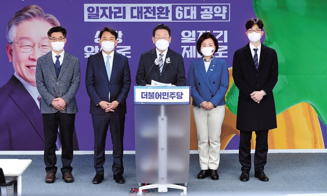이재명 더불어민주당 대선후보가 18일 서울 여의도 민주당사에서 일자리 대전환 6대 공약을 발표하고 있다. 이상섭 기자
