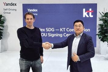 KT AI/DX융합사업부문 송재호 부사장(오른쪽)과 Yandex SDG CEO 드미트리 폴리슈크(Dmitry Polishchuk)’가 MOU를 체결하고 기념 촬영하는 모습. [KT 제공]