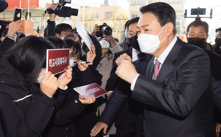 윤석열 국민의힘 대선후보가 18일 오전 서울 영등포구 사회복지사협회에서 간담회를 갖기 전 관계자들과 인사를 나누고 있다. [국회사진기자단]