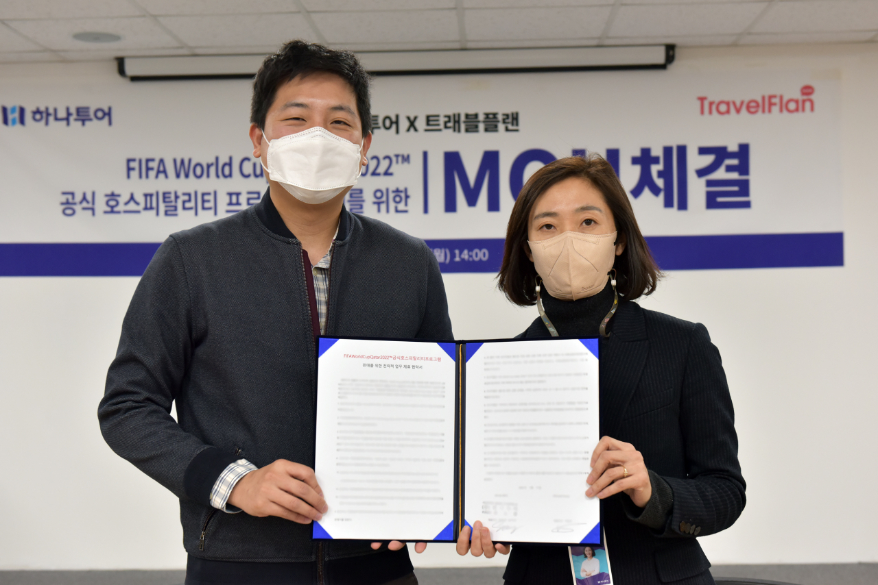 송미선 하나투어 대표이사(사진 오른쪽)와 이민규 트래블플랜 공동창업자(왼쪽)가 카타르 월드컵 여행상품 운영에 대한 업무협약 체결 후 기념촬영에 임하고 있다.