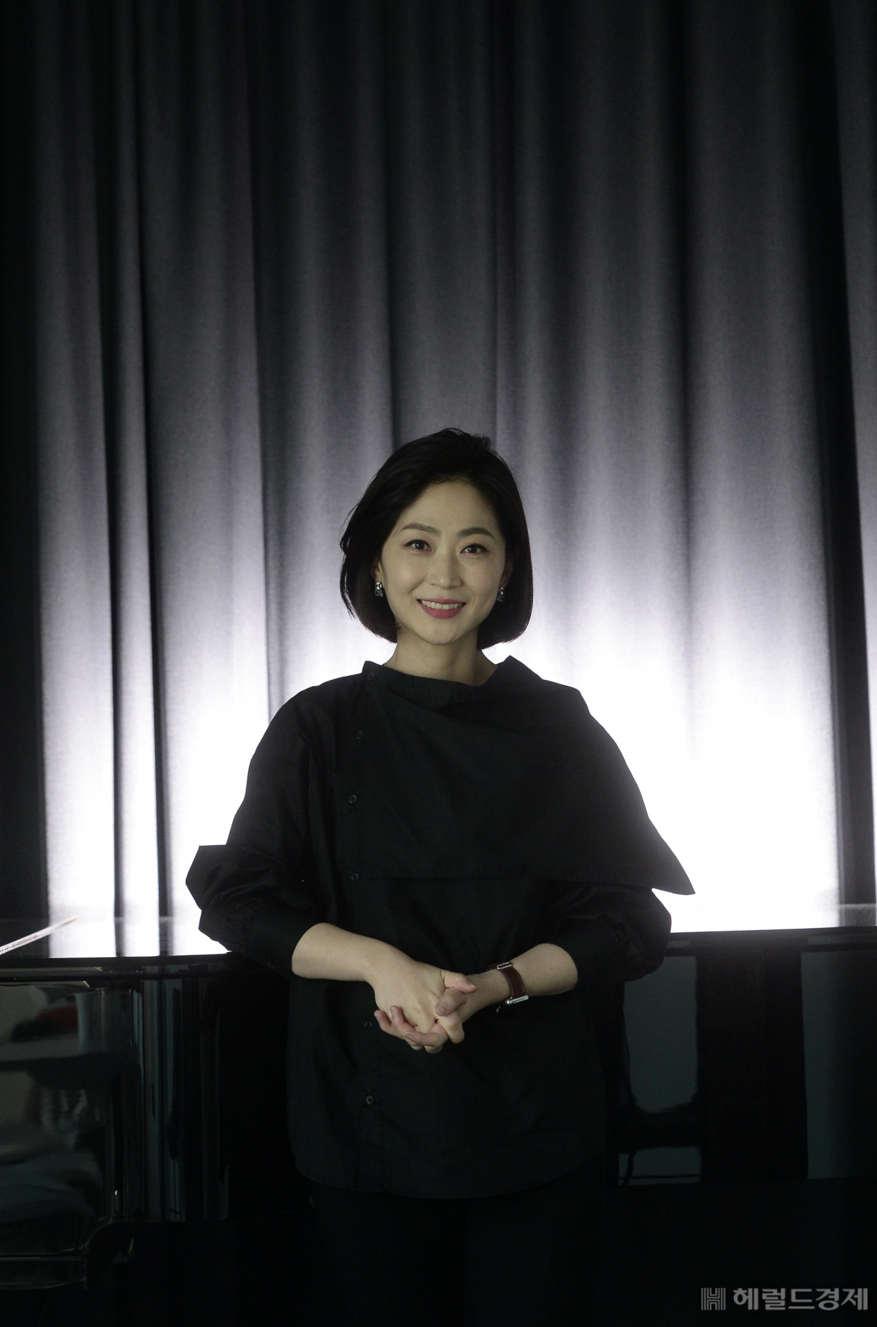 홍혜란은 초등학교 때부터 노래하는 사람을 꿈꿨다. 강원도 정선에서 태어나 대전에서 자랐고, 성악가들의 ‘꿈의 무대’인 뉴욕 메트로폴리탄 무대에서 활동하다 한국으로 돌아와 음악가이자 교육자이자 엄마로서의 오늘을 치열하게 살고 있다. 박해묵 기자