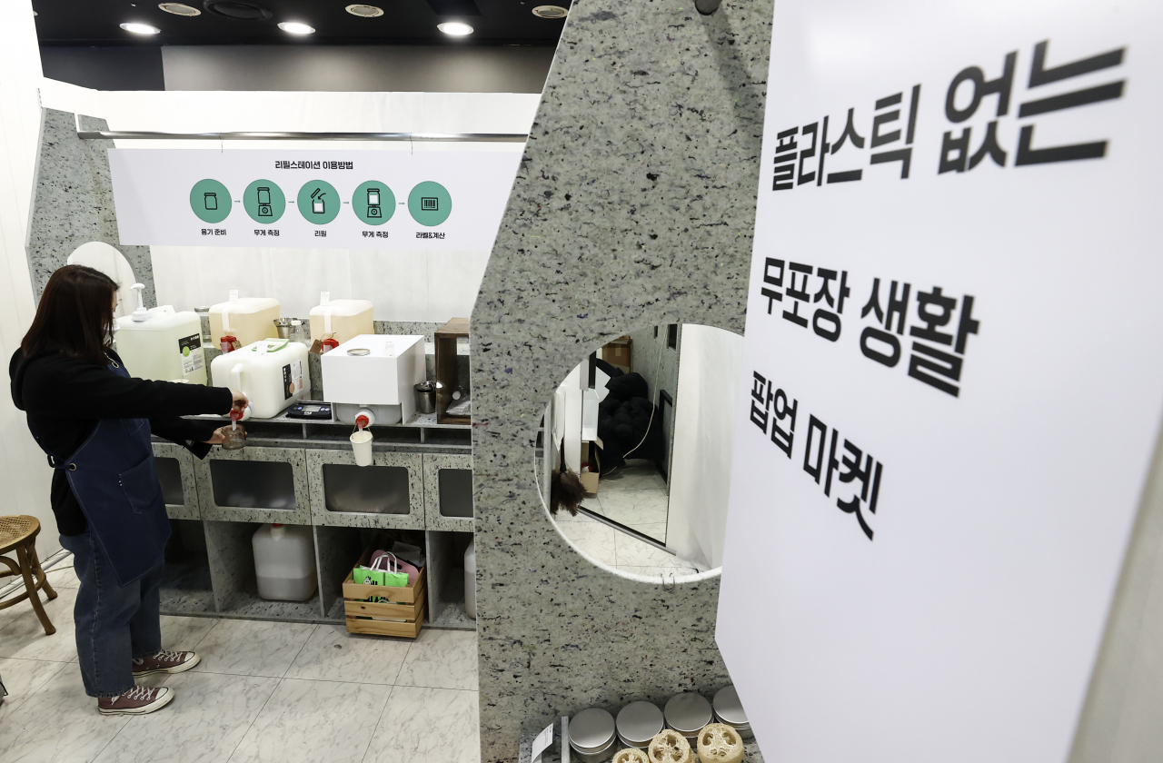 21일 오후 일회용 포장재를 사용하지 않는 제로웨이스트 상점인 ’제로마켓’ 서울 홈플러스 월드컵점에서 관계자가 리필스테이션 사용 방법에 대해 설명하고 있다. 제로마켓'은 세제, 샴푸, 화장품 등 리필이 가능한 제품을 구매할 때 필요한 만큼만 무게를 재서 살 수 있는 친환경 매장이다. 제품은 매장에 비치된 전용 용기나 개인이 가져온 다회용기에 담아서 구매할 수 있다. [연합]
