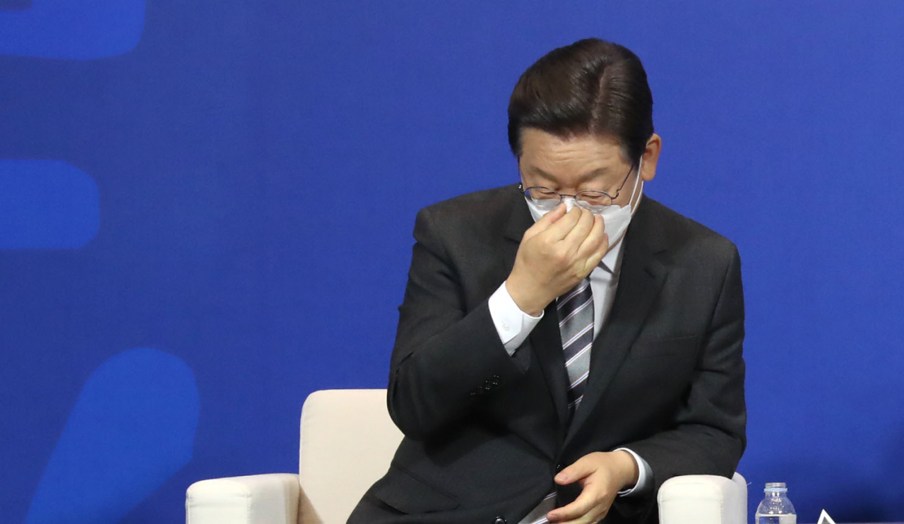 이재명 더불어민주당 대선후보가 18일 서울 마포구 상장회사회관에서 열린 한국중견기업연합회 간담회에서 마스크를 고쳐 쓰고 있다. [이상섭 기자]