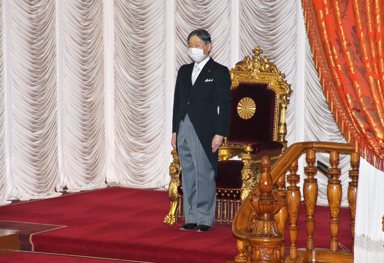 일본 나루히토 국왕이 17일(현지시간) 마스크를 쓰고 공식 석상에 참석했다. [UPI]