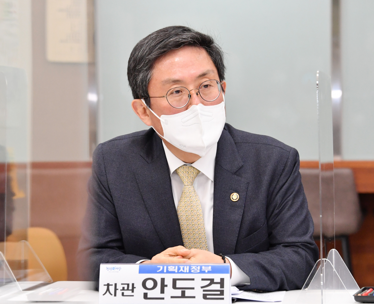 안도걸 기획재정부 차관이 17일 그린스마트스쿨 현장인 충남 청양군 소재 정산중학교를 방문, '미래교육 간담회'에서 발언하고 있다. 연합뉴스