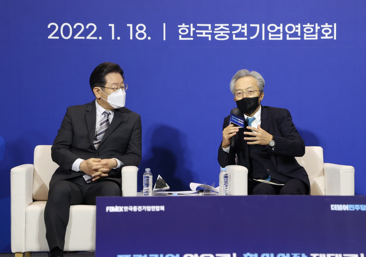 이재명 더불어민주당 대선후보가 후보가 18일 중견기업연합회 간담회에서 최진식 차기 회장 발언을 경청하고 있다. [중견련 제공]