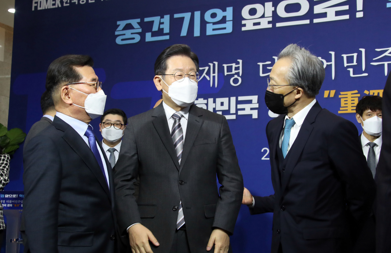 이재명 더불어민주당 대선후보가 18일 서울 마포구 상장회사회관에서 열린 한국중견기업연합회 간담회에서 참석자들과 대화를 하고 있다. [연합]