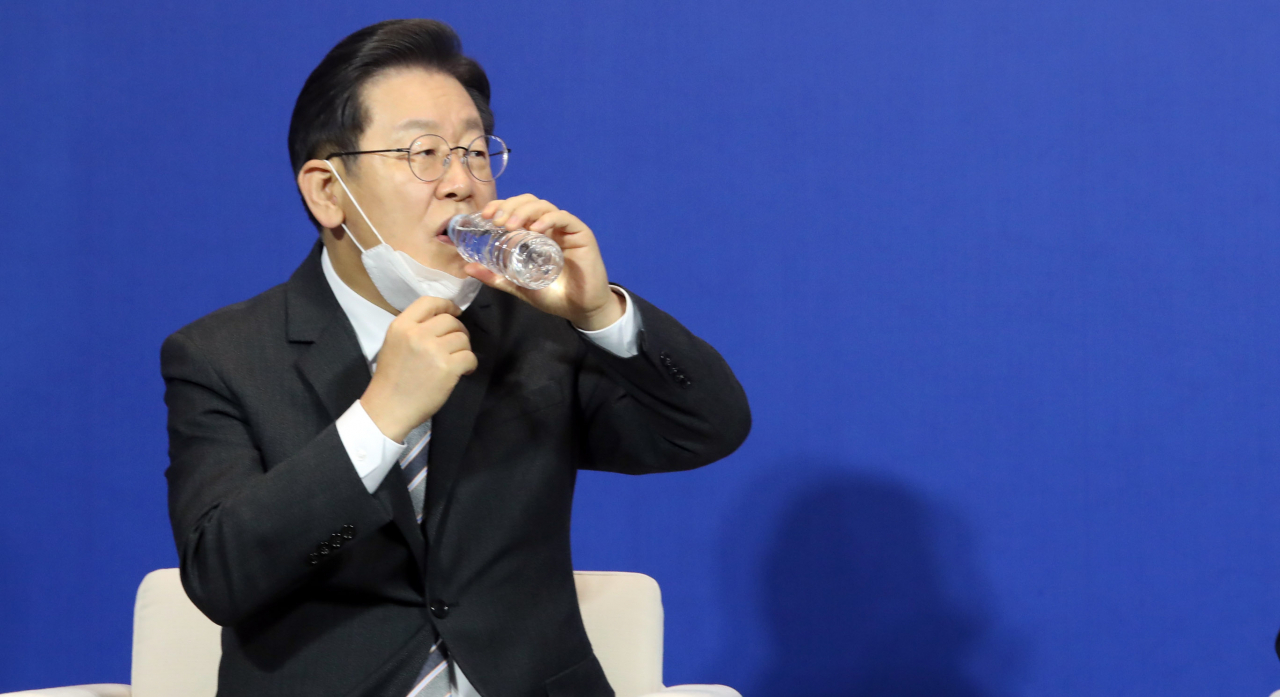 이재명 더불어민주당 대선후보가 18일 서울 마포구 상장회사회관에서 열린 한국중견기업연합회 간담회에서 물을 마시고 있다. [연합]