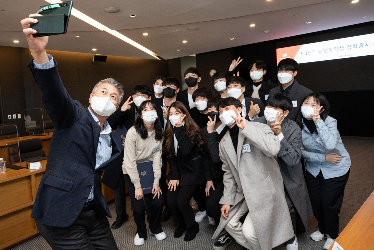 장세욱 송원문화재단 이사장(왼쪽)이 19기 송원장학생과 함께 기념사진을 촬영하고 있다. [송원문화재단 제공]