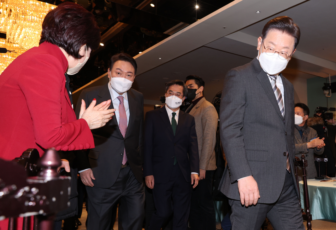 더불어민주당 이재명 대선 후보, 국민의힘 윤석열 대선 후보, 새로운물결 김동연 대선 후보가 18일 오후 서울 여의도 CCMM빌딩에서 열린 2022년 소상공인연합회 신년인사회에 참석하고 있다. [연합]