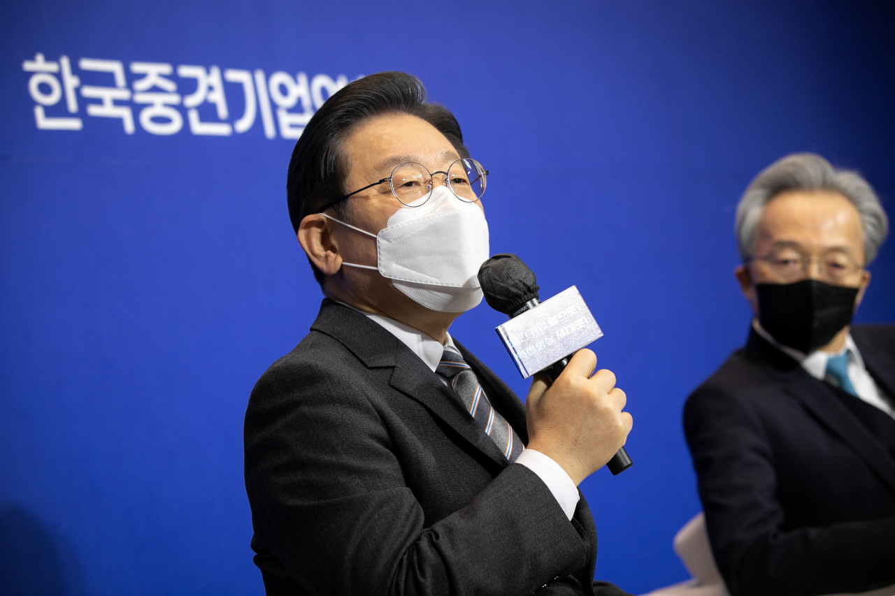 더불어민주당 이재명 대선 후보가 18일 서울 마포구 상장회사회관에서 열린 한국중견기업연합회 간담회에서 인사말을 하고 있다. [국회사진기자단]