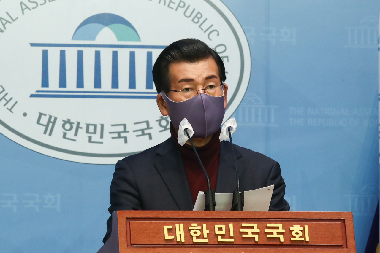 '굿바이, 이재명'의 저자 장영하 변호사가 18일 오후 서울 여의도 국회 소통관에서 더불어민주당 이재명 대선 후보의 욕설 파일 관련 기자회견을 하고 있다. [연합]