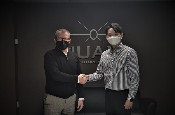 김영준(오른쪽) 파블로항공 대표와 켄 스튜어트(Ken Stewart) NUAIR 대표이사가 MOU체결 이후 기념촬영을 하고 있다. [파블로항공 제공]