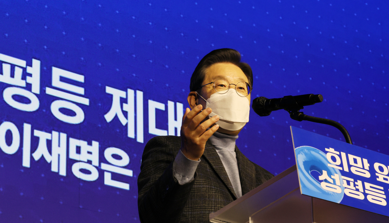 더불어민주당 이재명 대선 후보가 18일 오후 서울 마포구 누리꿈스퀘어에서 열린 중앙선대위 여성위원회 필승결의대회에서 정책공약 발표를 하고 있다. [연합]