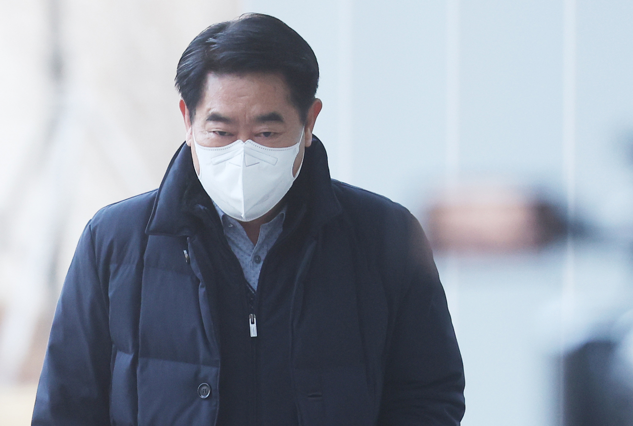 뇌물수수 혐의 등으로 구속영장이 청구된 최윤길 전 성남시의회 의장이 18일 경기도 수원지방법원에서 열린 구속 전 피의자 심문(영장실질심사)에 출석하고 있다. [연합]