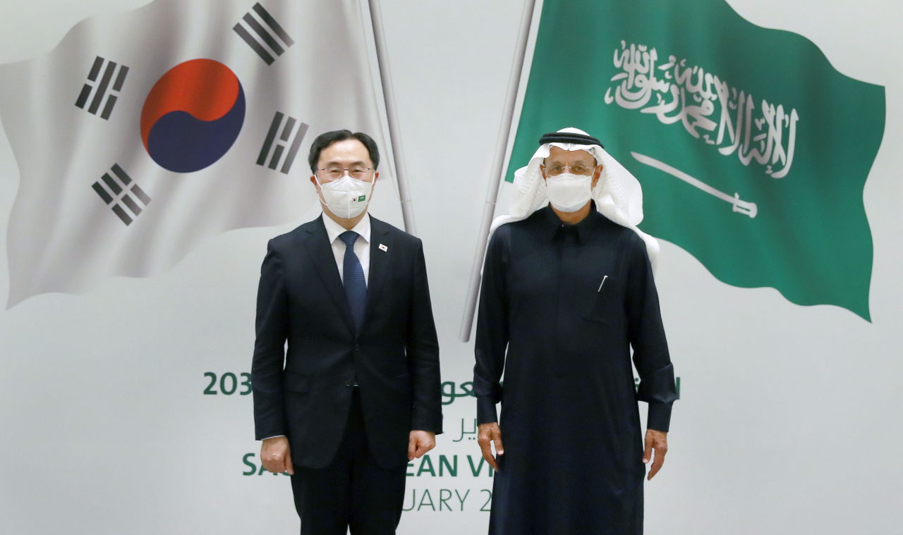 문승욱(왼쪽) 산업통상자원부 장관이 18일(현지시간) 사우디아라비아 리야드 한 호텔에서 열린 제3차 한-사우디 비전 2030 협력 위원회에서 칼리드 알팔레 사우디 투자부 장관과 기념촬영을 하고 있다.[산업통상자원부 제공]