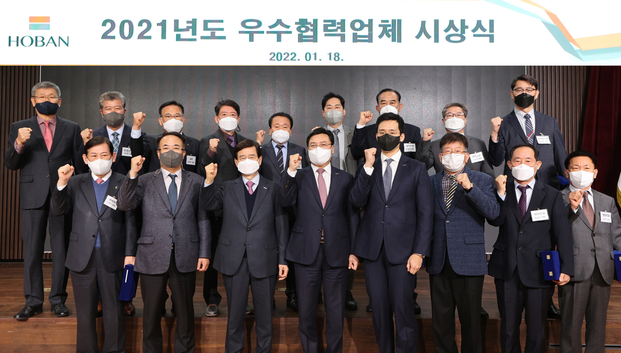 호반그룹 임직원과 우수협력업체 대표진이 지난 18일 서울 서초구에서 열린 우수협력업체 시상식을 마친 뒤 기념촬영을 하고 있다. 앞줄 왼쪽 두번째부터 송종민 호반산업 대표이사 부회장, 김선규 호반그룹 회장, 박철희 호반건설 총괄사장, 김대헌 호반그룹 기획총괄 사장. [호반건설 제공]