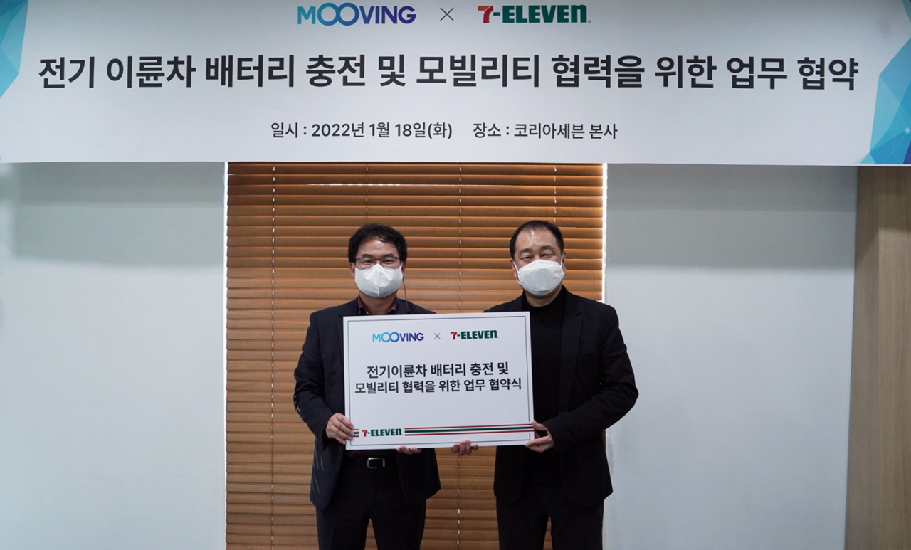 편의점 세븐일레븐은 이륜차 공유 플랫폼 ‘무빙’과 함께 ‘전기 이륜차 충전 인프라 구축 및 친환경 모빌리티 협력’을 위한 업무 협약식을 18일 진행했다. (왼쪽부터) 구인회 세븐일레븐 디지털혁신부문장과 전창국 무빙 COO가 업무협약을 체결하고 기념촬영을 하고 있다.[세븐일레븐 제공]