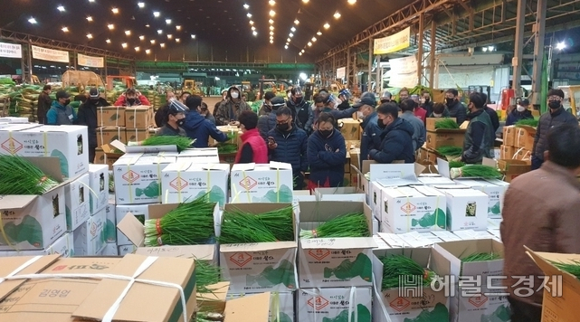 가락시장에서 농산물 경매를 하고 있다.