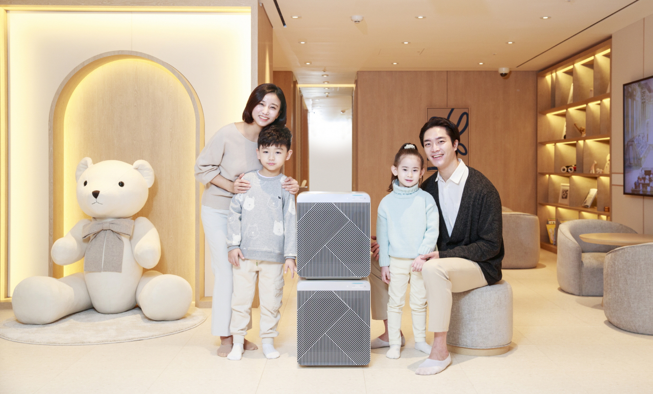 삼성전자 모델들이 서울신라호텔 키즈 라운지에서 ‘비스포크 큐브 Air’를 체험하고 있다. [삼성전자 제공]
