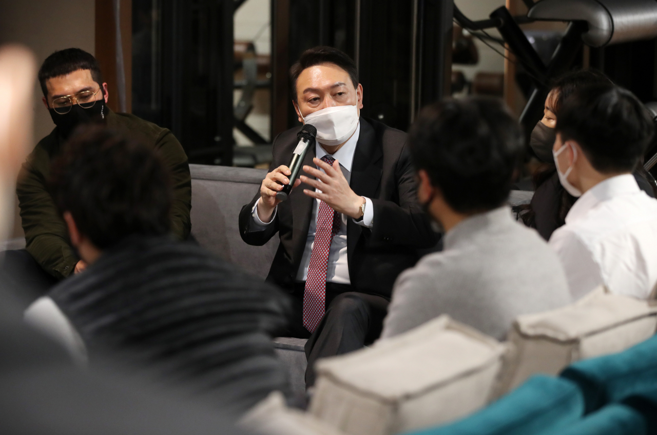 윤석열 국민의힘 대선후보가 18일 오후 서울 강남구 한 실내 피트니스 센터를 방문해 실내체육시설 종사자들과 간담회를 하고 있다. [연합]