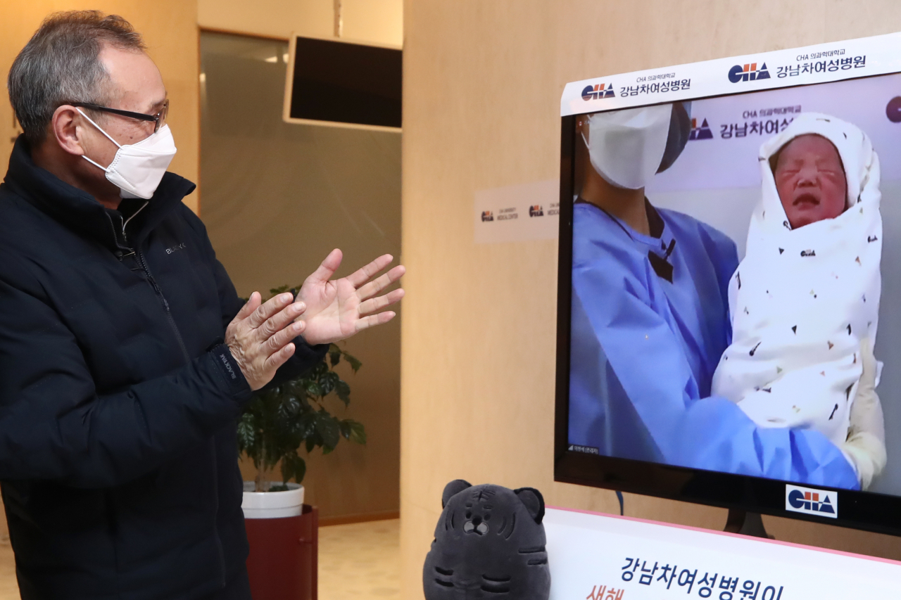 서울시는 올해부터 아이를 낳는 가정에 200만원의 ‘첫만남 이용권’ 바우처를 지급한다고 19일 밝혔다. 사진은 2022년 임인년(壬寅年) 새해 첫 아기가 1일 서울 강남구 강남 차병원에서 출생한 모습.[연합]
