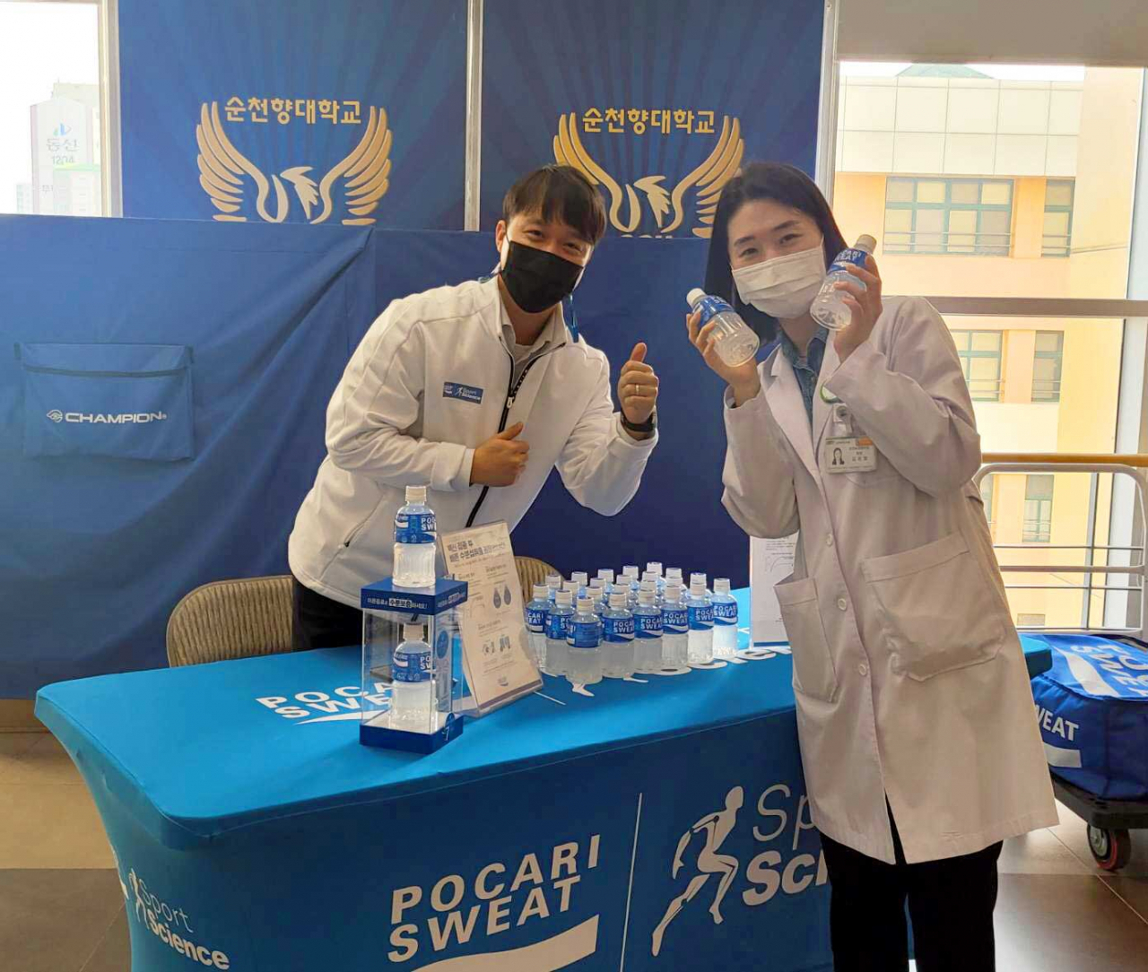 순천향대학교 부천병원에서 백신 추가 접종을 마친 의료진과 수분 보충을 위한 포카리스웨트를 전달하는 동아오츠카 직원과 기념사진 촬영을 하고 있다. [동아오츠카 제공]
