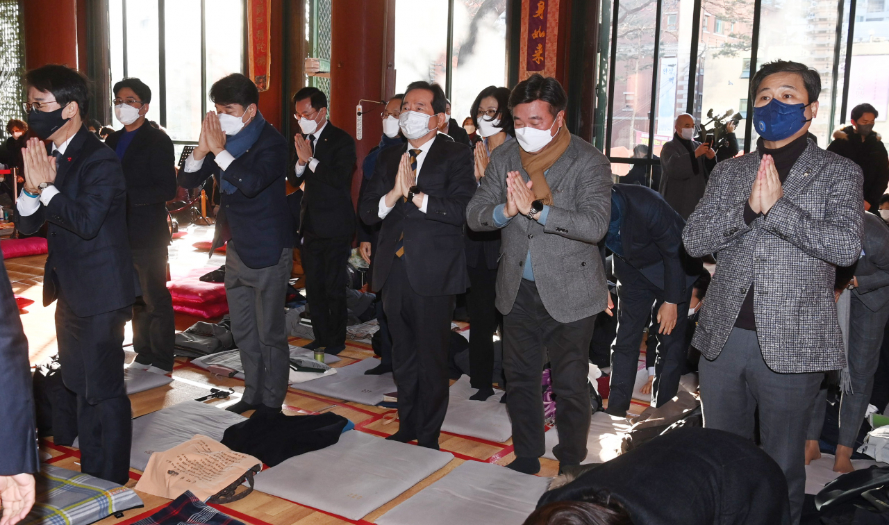더불어민주당 이재명 대선후보 후원회장인 정세균 전 국무총리와 윤호중 원내대표 등 의원들이 17일 오전 서울 종로구 조계사를 방문해 조계종 총무원장 원행스님을 만나기에 앞서 대웅전에서 참배하고 있다. 연합뉴스