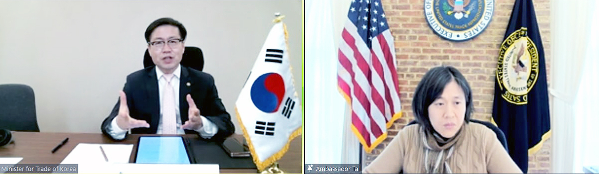 여한구(왼쪽) 산업통상자원부 통상교섭본부장이 18일 사우디아라비아 리야드에서 캐서린 타이 미국 무역대표부(USTR) 대표와 화상 면담을 갖고, 공급망 등 주요 신통상 이슈를 논의하고 있다. [산업통상자원부 제공]