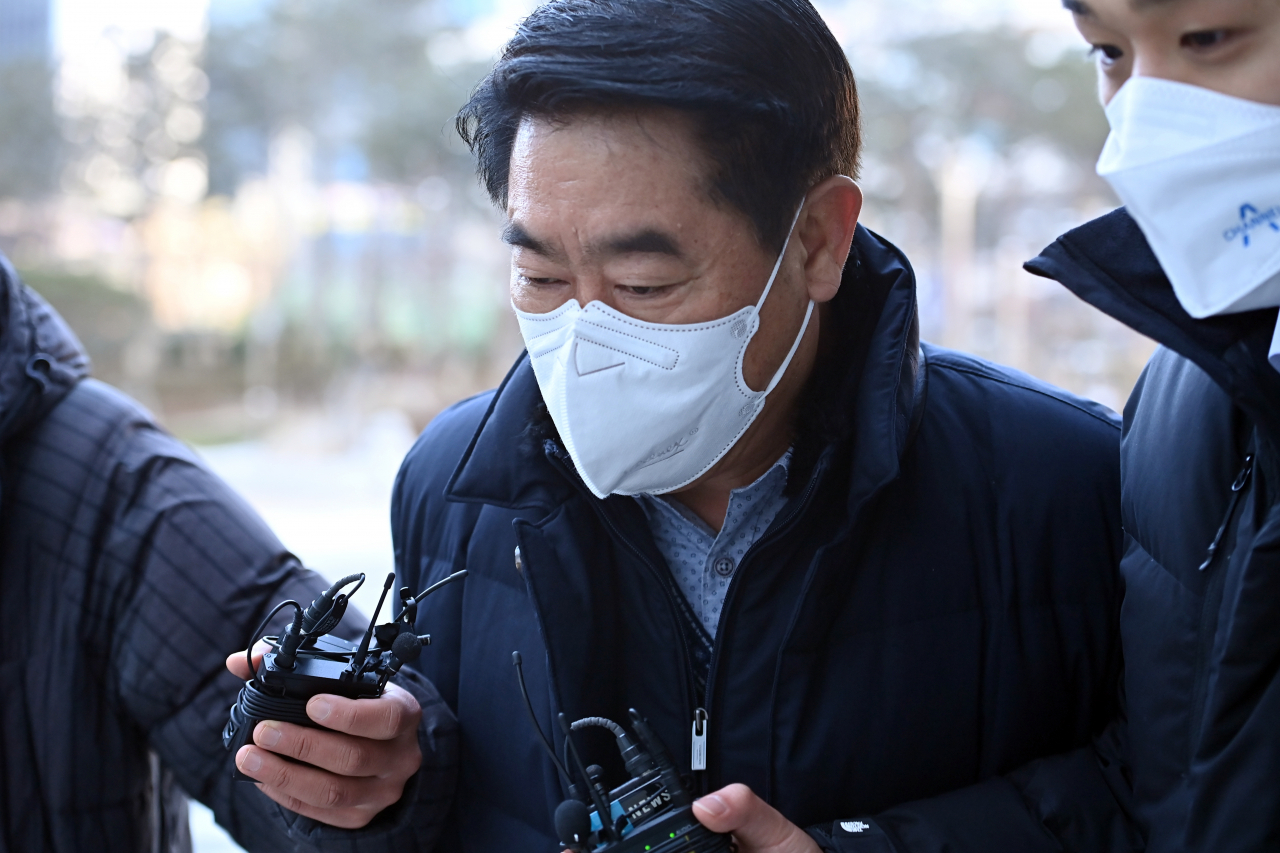 최윤길 전 성남시의회 의장이 18일 오전 경기도 수원지방법원에서 열린 구속 전 피의자 심문(영장실질심사)에 출석하고 있다. [연합]