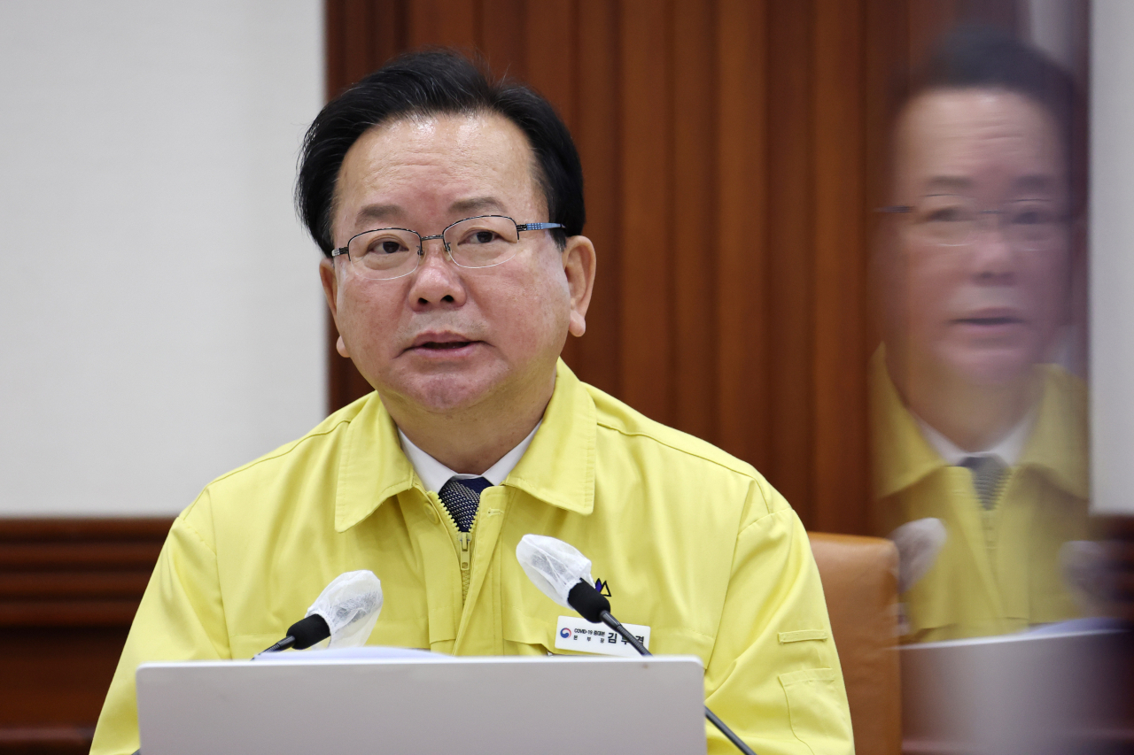 김부겸 국무총리가 19일 정부서울청사에서 열린 코로나19 대응 중앙재난안전대책본부 회의를 주재하고 있다. [연합]