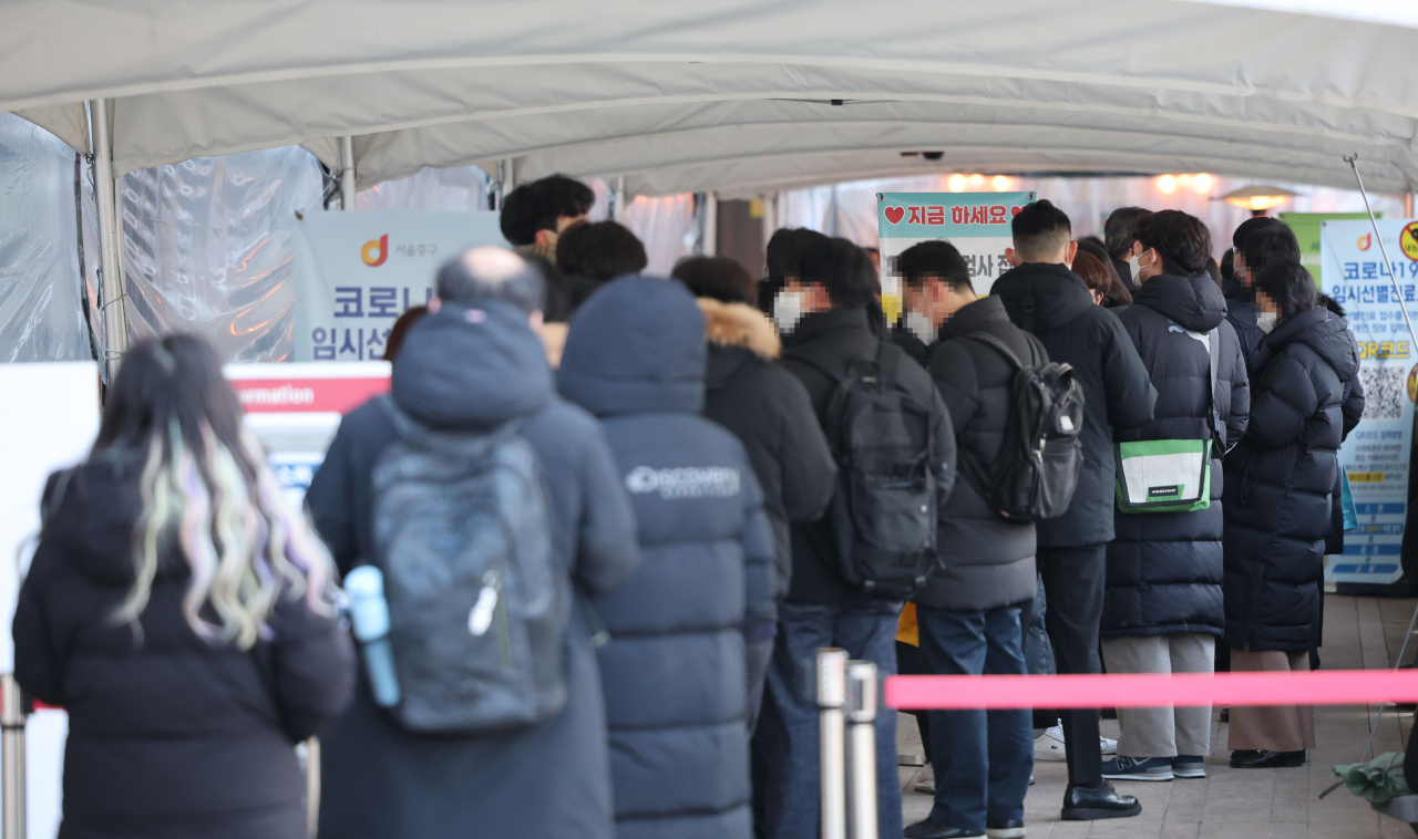 서울 아침 최저 기온이 영하 10도 안팎을 기록 중인 18일 오전 서울시청 앞 코로나19 임시선별진료소를 찾은 시민들이 검사를 위해 줄을 서 있다. [연합]