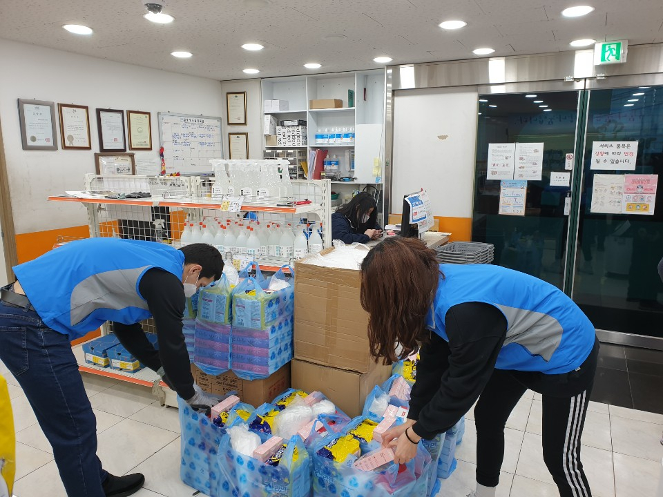 강북구 푸드뱅크에서 직원들이 기부 물품을 정리하고 있다. [강북구]
