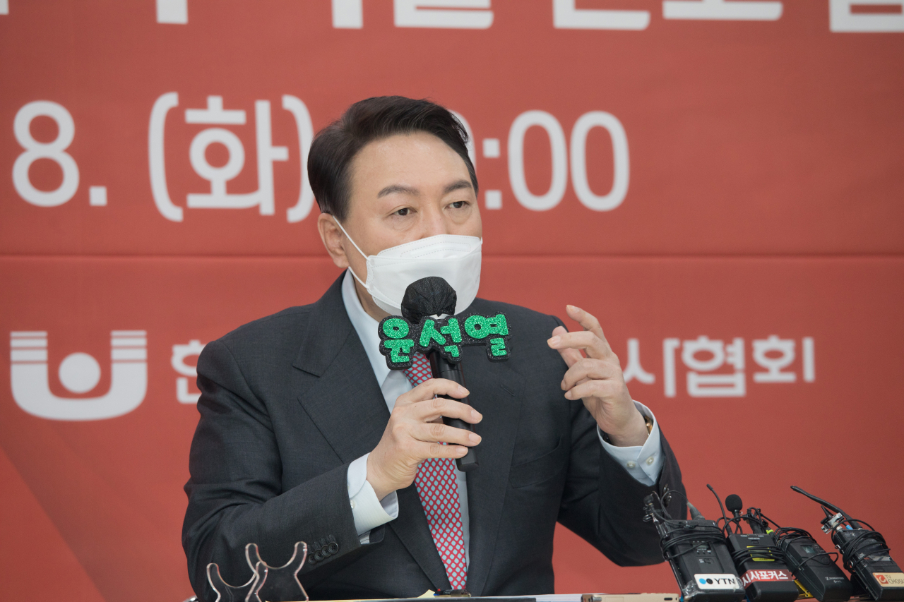 윤석열 국민의힘 대선 후보가 18일 서울 영등포구 사회복지사협회에서 열린 간담회에서 청년사회복지사들의 질문에 답하고 있다. [국회사진기자단]